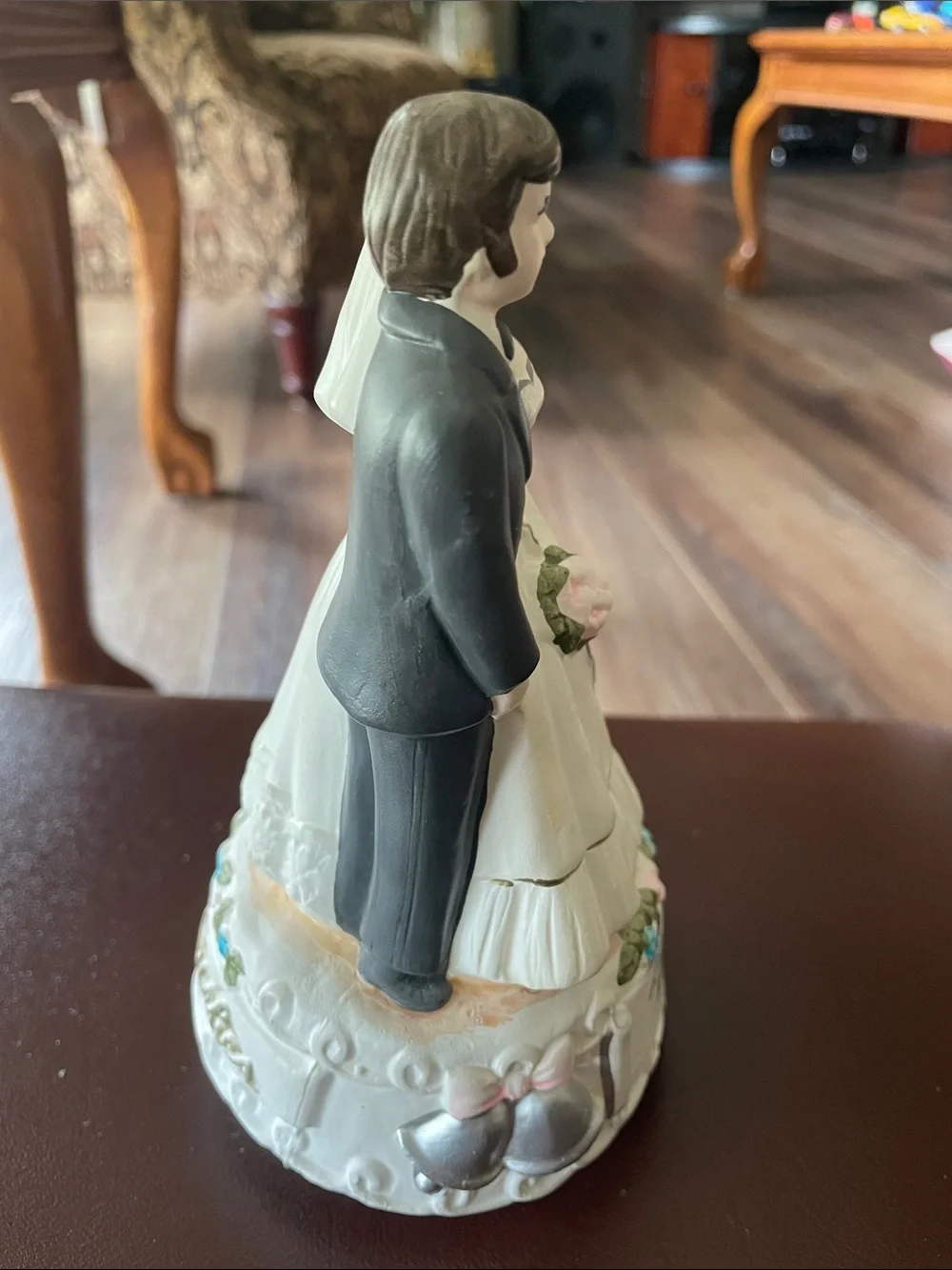 VTG Bride and Groom Wedding Cake Topper Figurine with music